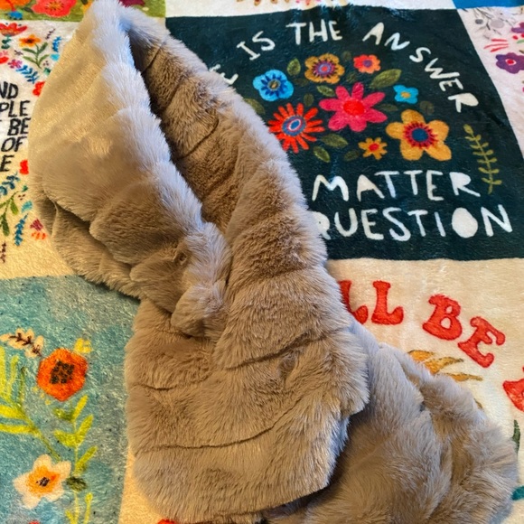 Never used 35 inches in length, Faux Fur Pull Through Scarf - Picture 3 of 6